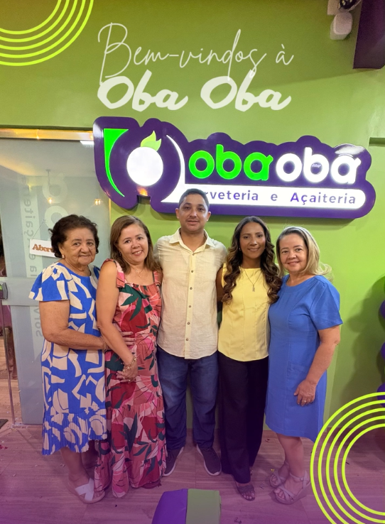 Em frente ao nosso letreiro — foto enviada pela Oba Oba